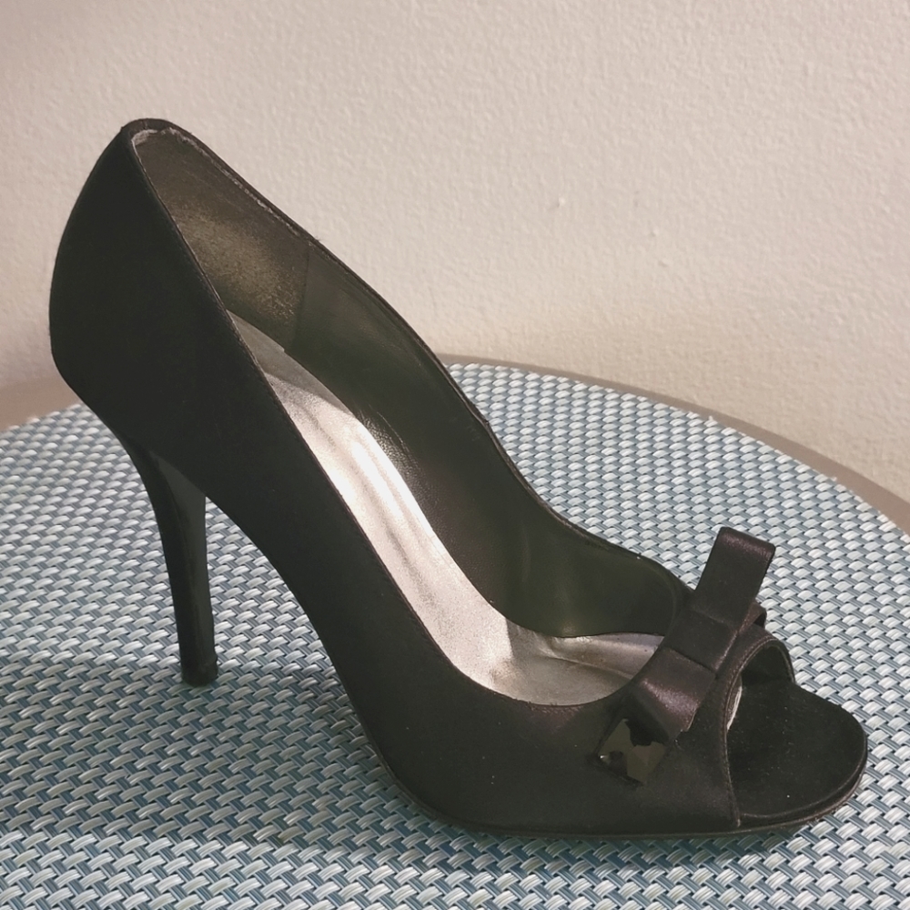 Stewart Weitzman black satin Bowregard pumps size 8.5